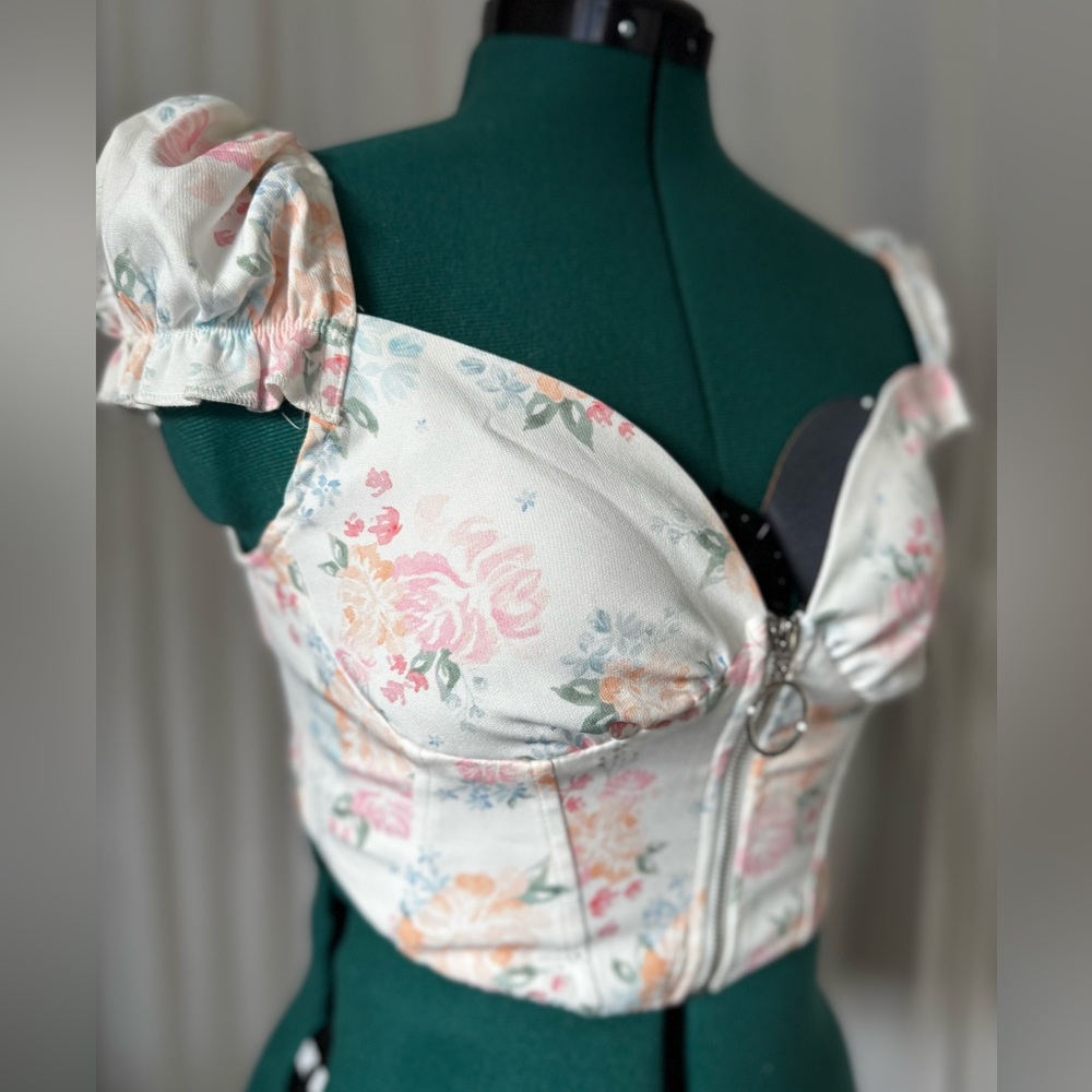 White Fox Boutique Floral Zippered Corset Top cap sleeves size M